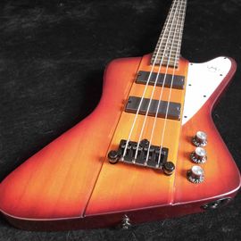 中国 オーダーメイド 4弦の電気ベースギター ホワイト オーバーレイ マホーニーボディ ネック ローズウッド フィンガーボード オーダーメイド ロゴはOK サプライヤー