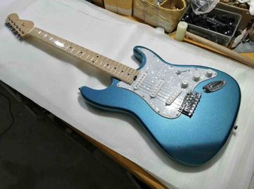 中国 メタルブルー色 固体 白色 ピックガード メイプル フリートボード エリート 電気 ギター サプライヤー