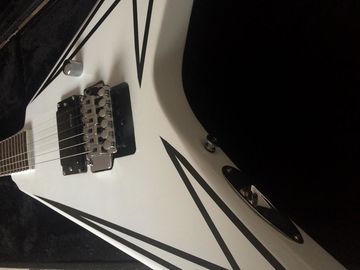 6弦 LTD フライングVモデル電球ギター フロイド・ローズ・ブリッジ ローズウッド・フィンガーボード カスタム・ギター サプライヤー