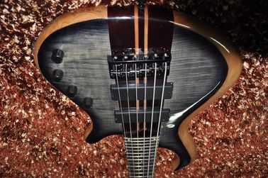 メイオネのカスタムベースギター 6弦の電気ベースギター 首を体を通して 燃えるメープルとアルダーアクティブピックアップ サプライヤー
