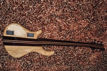 メイオネのカスタムベースギター 6弦の電気ベースギター 首を体を通して 燃えるメープルとアルダーアクティブピックアップ サプライヤー