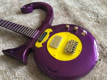 オーダーメイドギターショップ プリンスギター 紫色のボートアンカー 電気ギター 金色のハードウェア プラスチックピックガード サプライヤー
