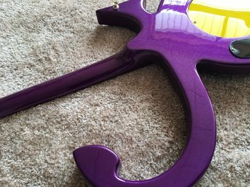 オーダーメイドギターショップ プリンスギター 紫色のボートアンカー 電気ギター 金色のハードウェア プラスチックピックガード サプライヤー