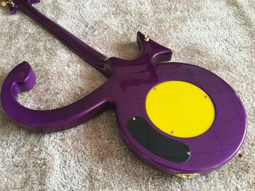 オーダーメイドギターショップ プリンスギター 紫色のボートアンカー 電気ギター 金色のハードウェア プラスチックピックガード サプライヤー