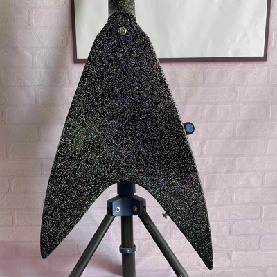 オーダーメイド 工場 メタリック グレー シルバー V 形 電気ギター 閉ざされたピックアップ マホーニーのボディ ネック サプライヤー