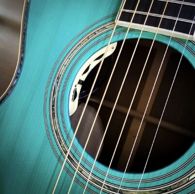 カスタム O28 パーラーソリッドローズウッドバックサイドアコースティックギター 45 ミリメートルナット幅スモール O ギターサテンブルー仕上げ サプライヤー