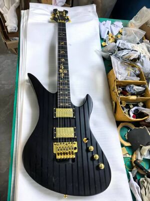カスタムシェクタースタイル Synyster Gates シグネチャー「Dark Night」マット仕上げブラックストライプエレキギターゴールドハードウェア サプライヤー