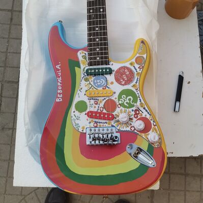 Custom Fender GUITAR Shop George Harrison Rocky Masterbuilt P.Waller エレキギター サプライヤー