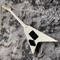 オーダーメイド ジャクソンV電ギター ブラックストライプの白い色 金色のハードウェアでギターOEMを受け入れる サプライヤー